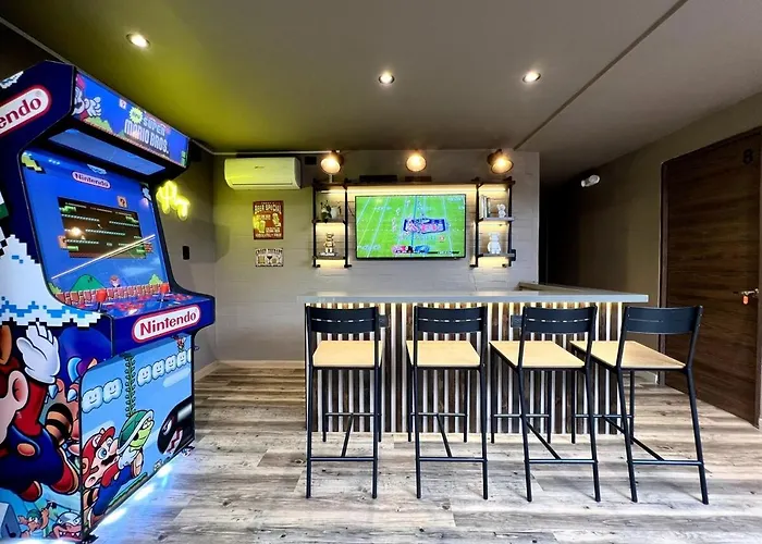 Nowa The Cave Apt - Mancave, Pool & Arcade, By Lleras Park
